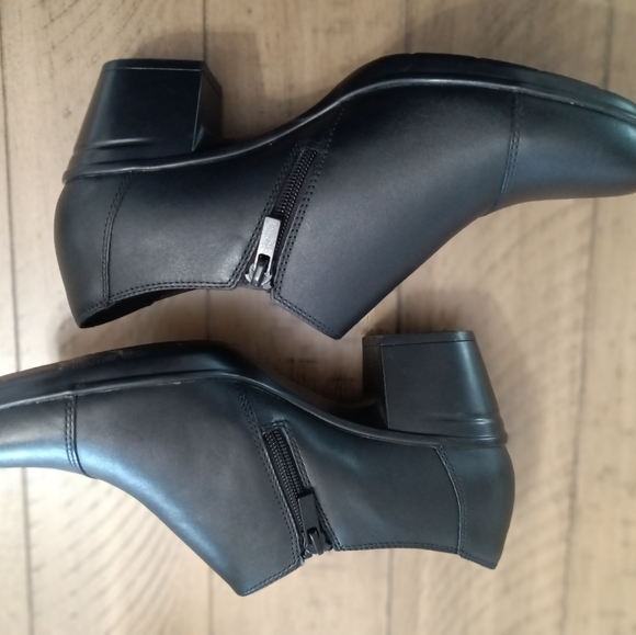 Clark's Ultimate Comfort Collection - Picture 3 of 4